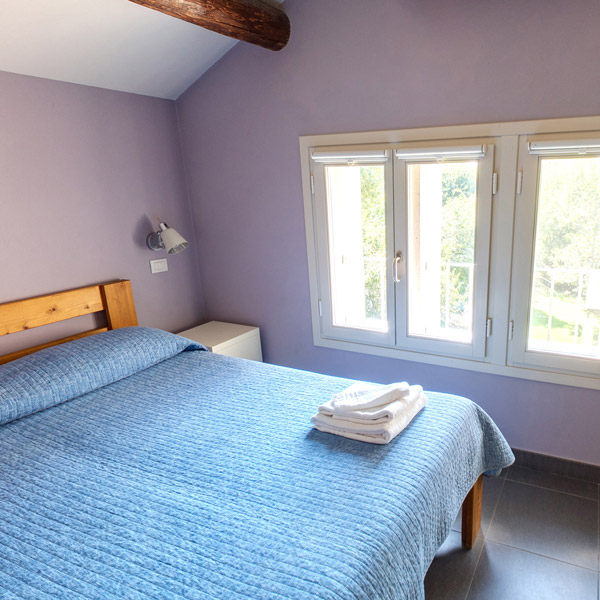 purple room of Locanda Bortolino Hostel