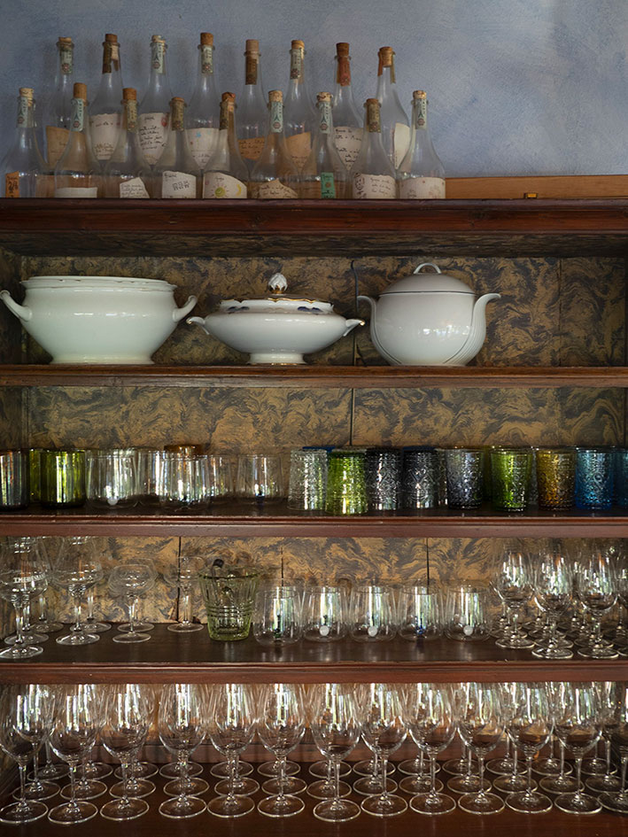 Detail shelves glasses Locanda Bortolino Restaurant